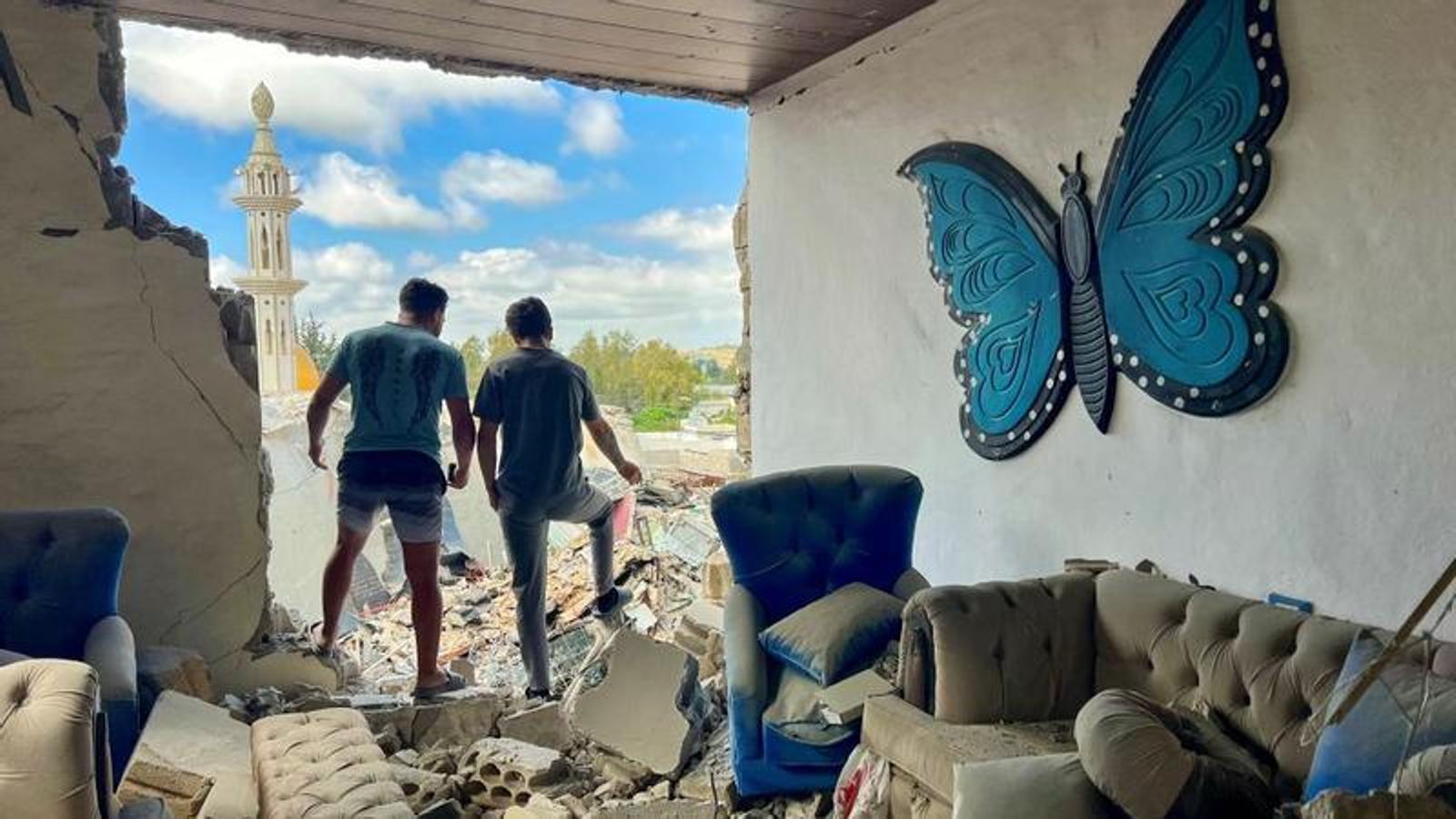 Dos hombres inspeccionan los daños de un bombardeo israelí en Tiro (sur del Líbano), el 26 de mayo de 2026.
