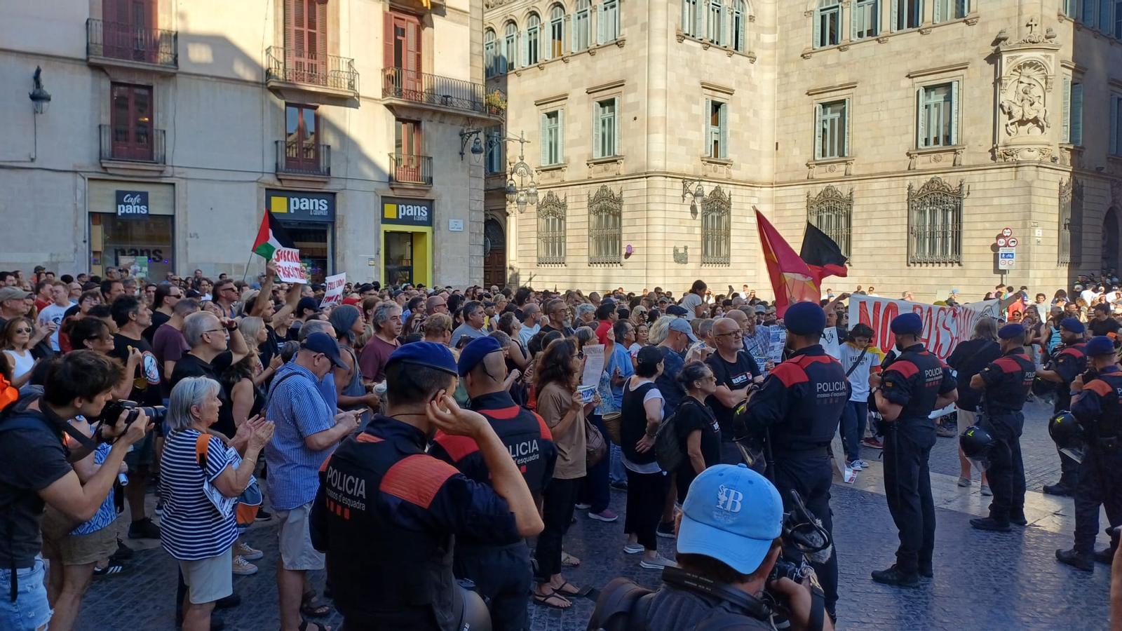 The anti-fascist counter-demonstration has started in Plaça Sant Jaume with a strong police presence