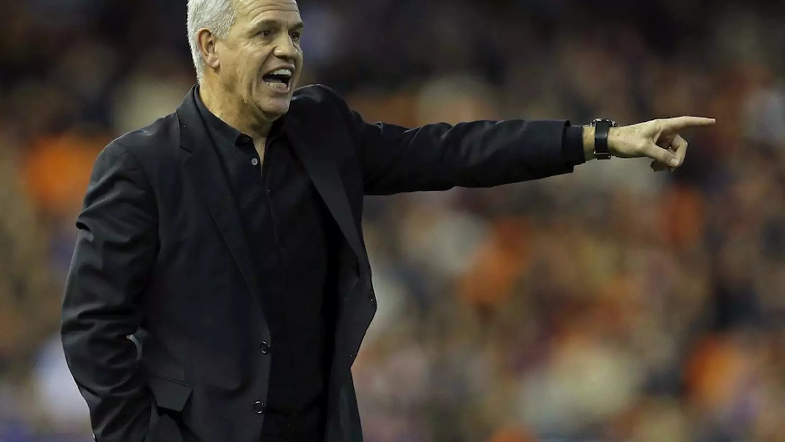 Javier Aguirre dóna instruccions als seus jugadors a Mestalla / EFE