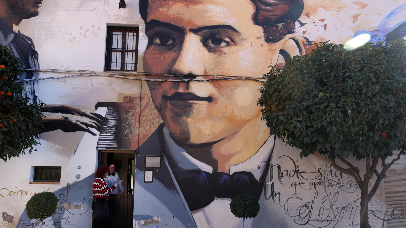 Un mural gigante con la cara de Lorca llena la fachada de la casa donde nació el poeta, en Fuente Vaqueros.