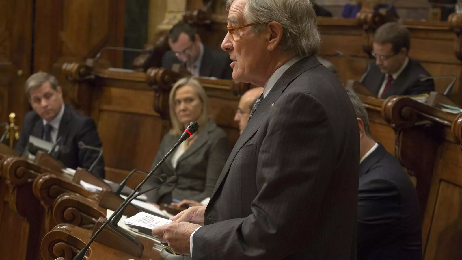 Trias, durant un ple, observat per Fernández Díaz / MANOLO GARCÍA