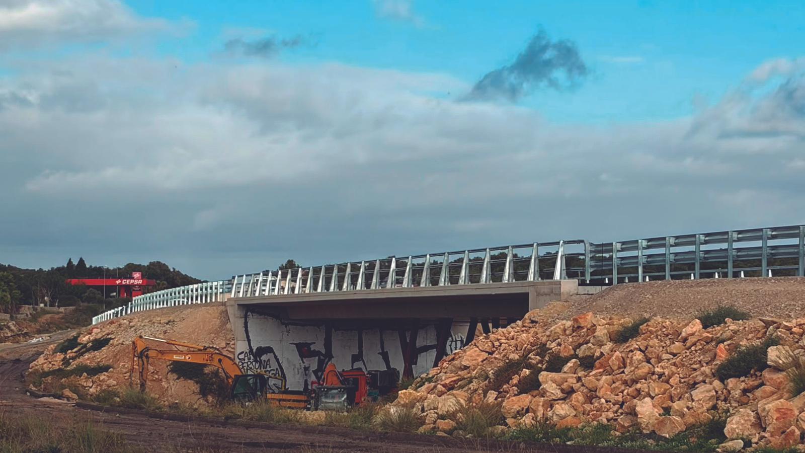 Arbeiten am Viadukt über den prähistorischen Navetes von Rafal Rubí auf Menorca.