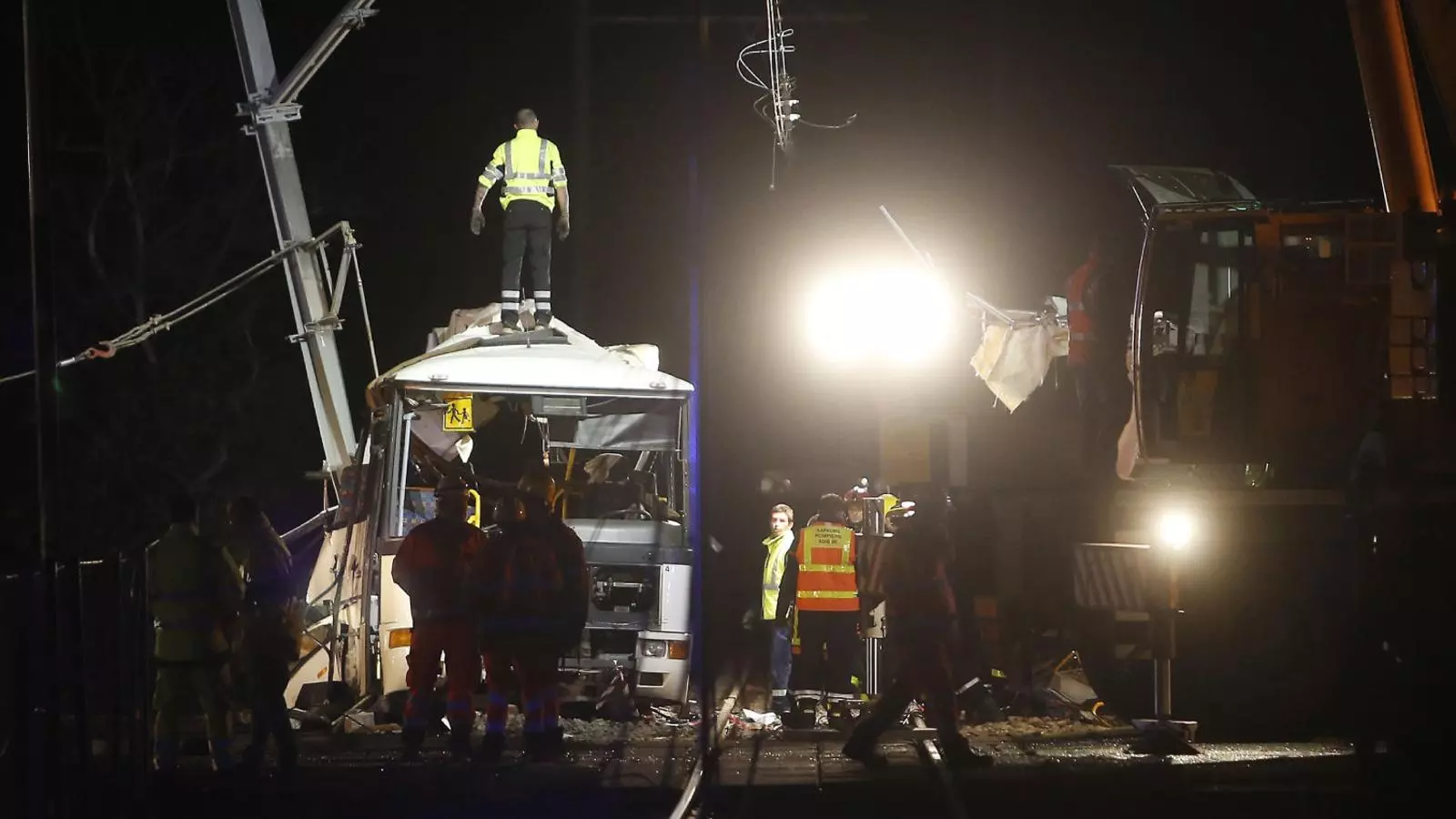 Els bombers treballant ahir al vespre al lloc de l’accident.