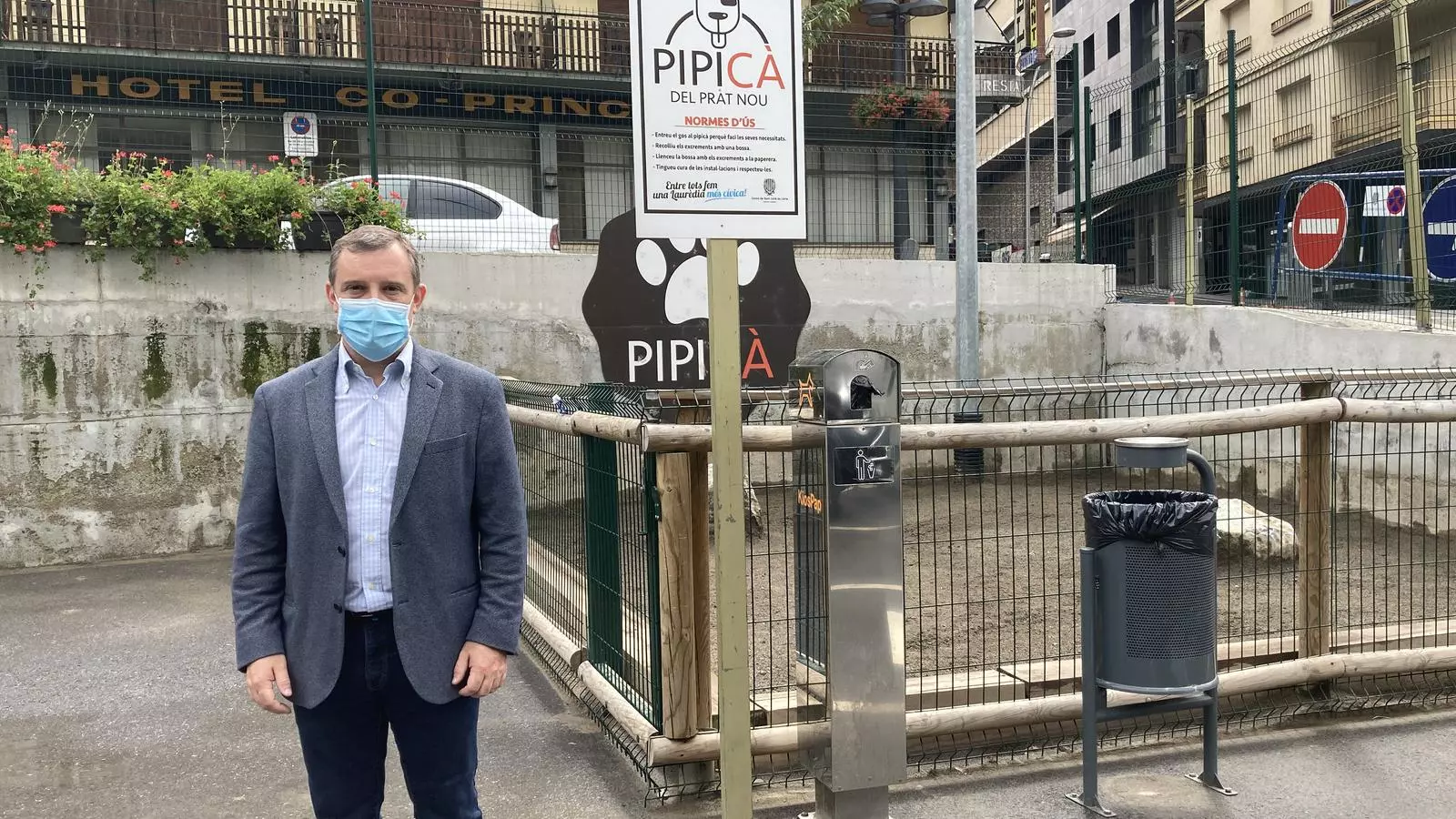 El cònsol major de Sant Julià de Lòria, Josep Majoral, davant el pipicà situat a l'aparcament del Prat Nou. / ANA