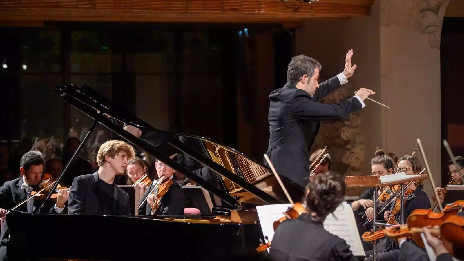 El pianista Jan Lisiecki, i Omer Meir Wellber dirigint la Simfònica de Viena al Palau de la Música