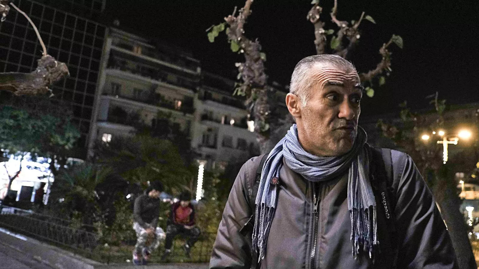 L'educador Thasos Smetopoulos fent treball de carrer a la plaça Victòria d'Atenes