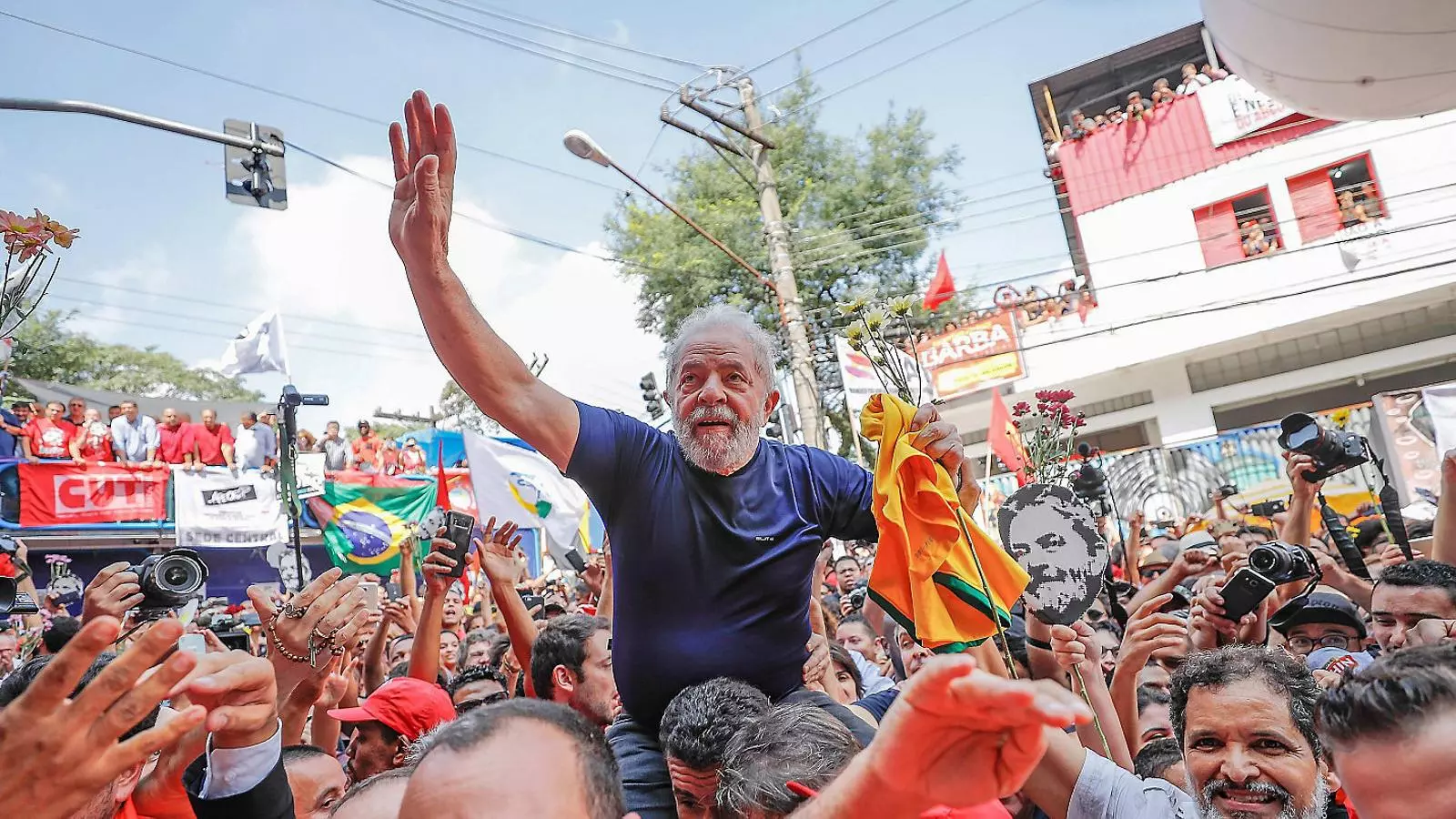 Lula portat per militants concentrats a les portes Del sindicat metal·lúrgic.