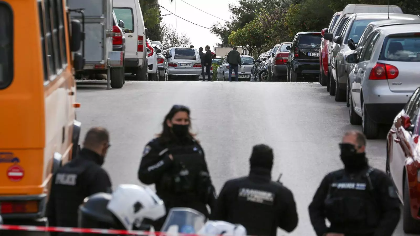 La policia vigila i acordona el carrer on el periodista grec George Karaivaz ha estat assassinat a Alimons, Atenes.