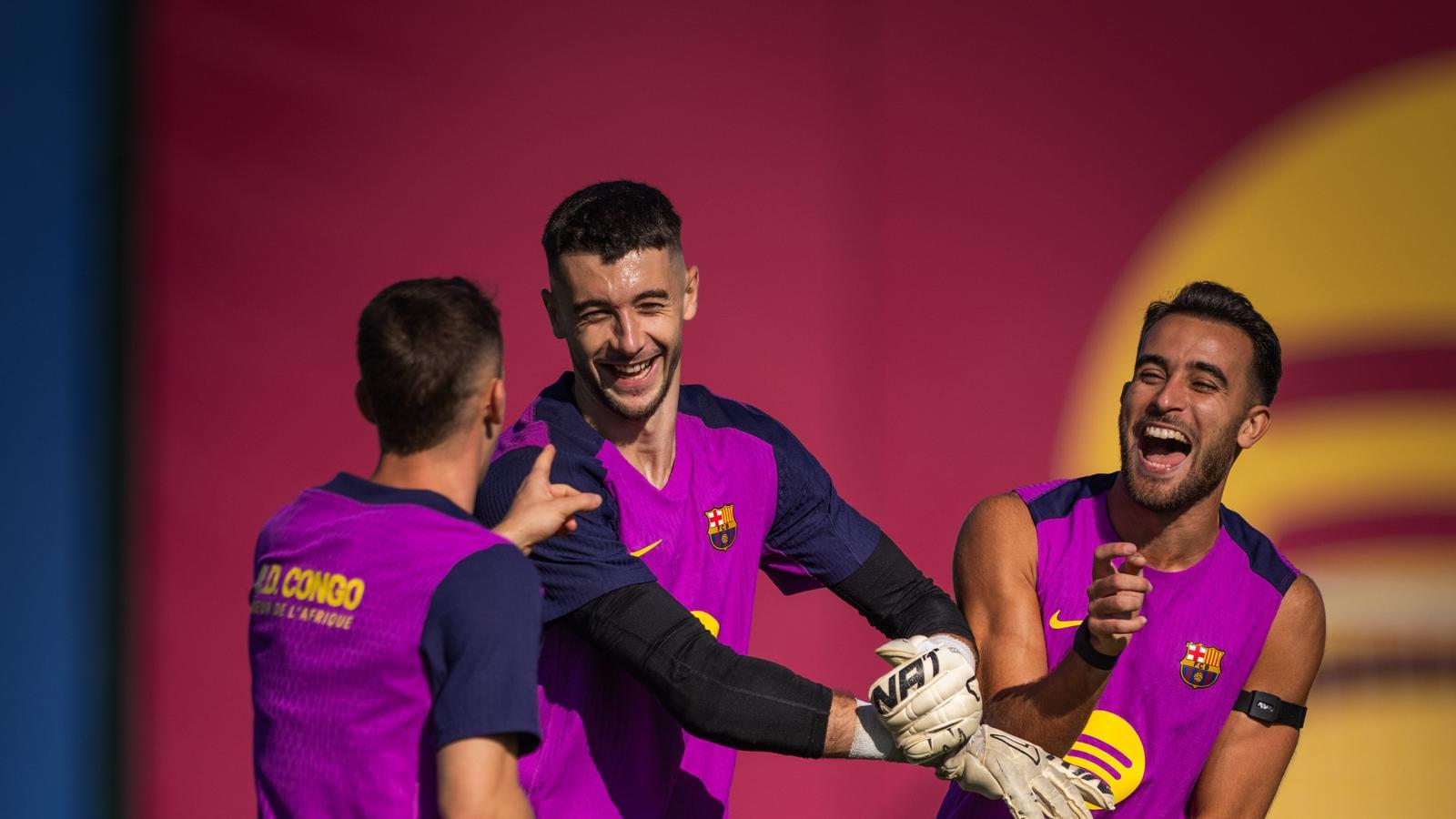 Joan Garcia joking with Eric Garcia and Casadó during a Barça training session.