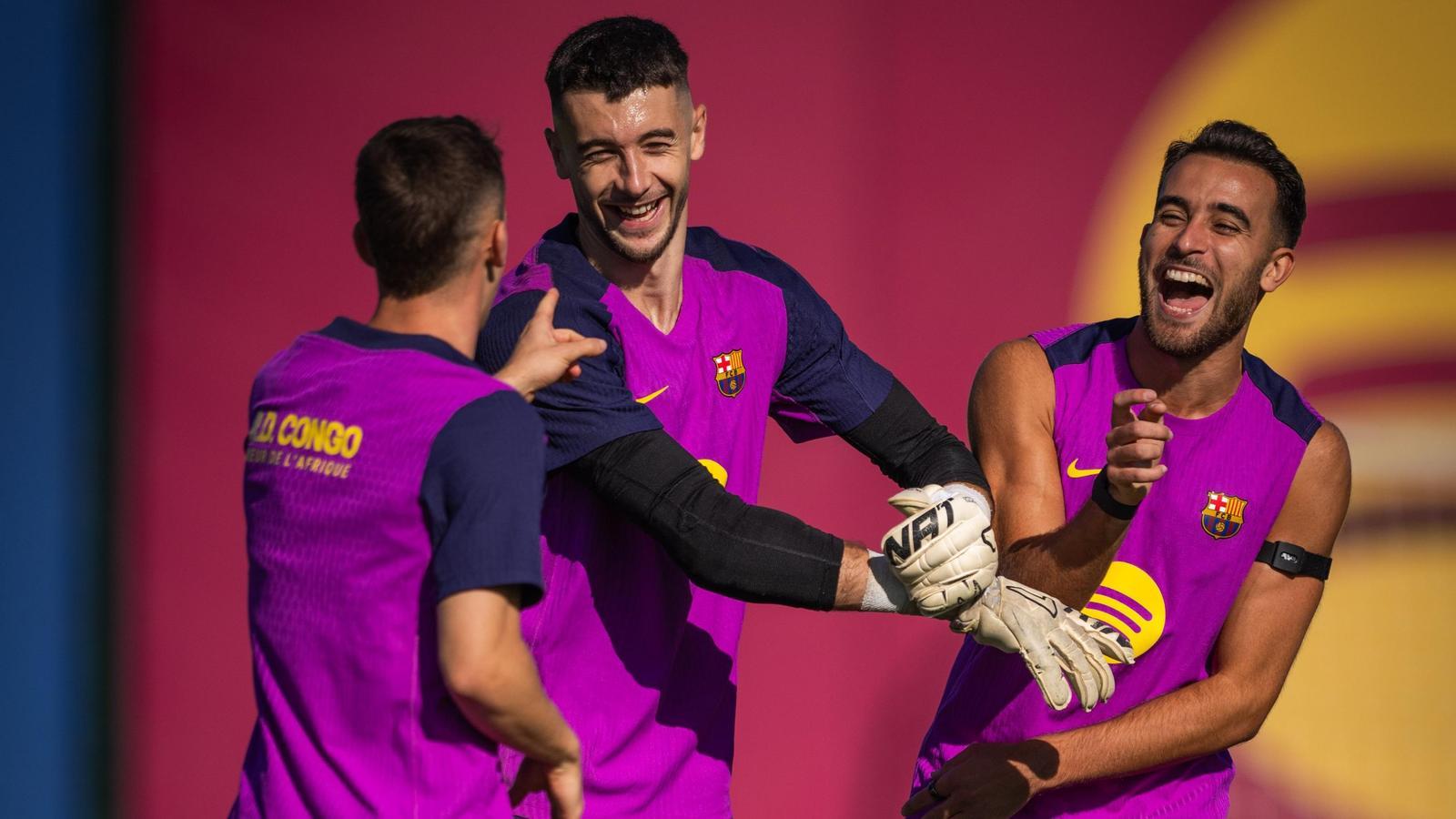 Joan Garcia bromeando con Eric Garcia y Casadó en un entrenamiento con el Barça.