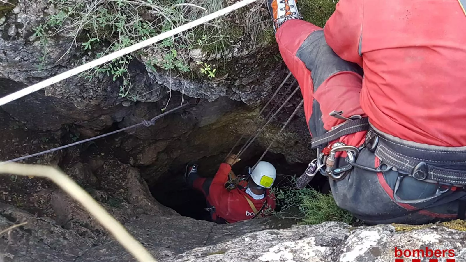 Efectius dels Bombers baixant a l'avenc per rescatar l'espeleòloga accidentada al Montsec
