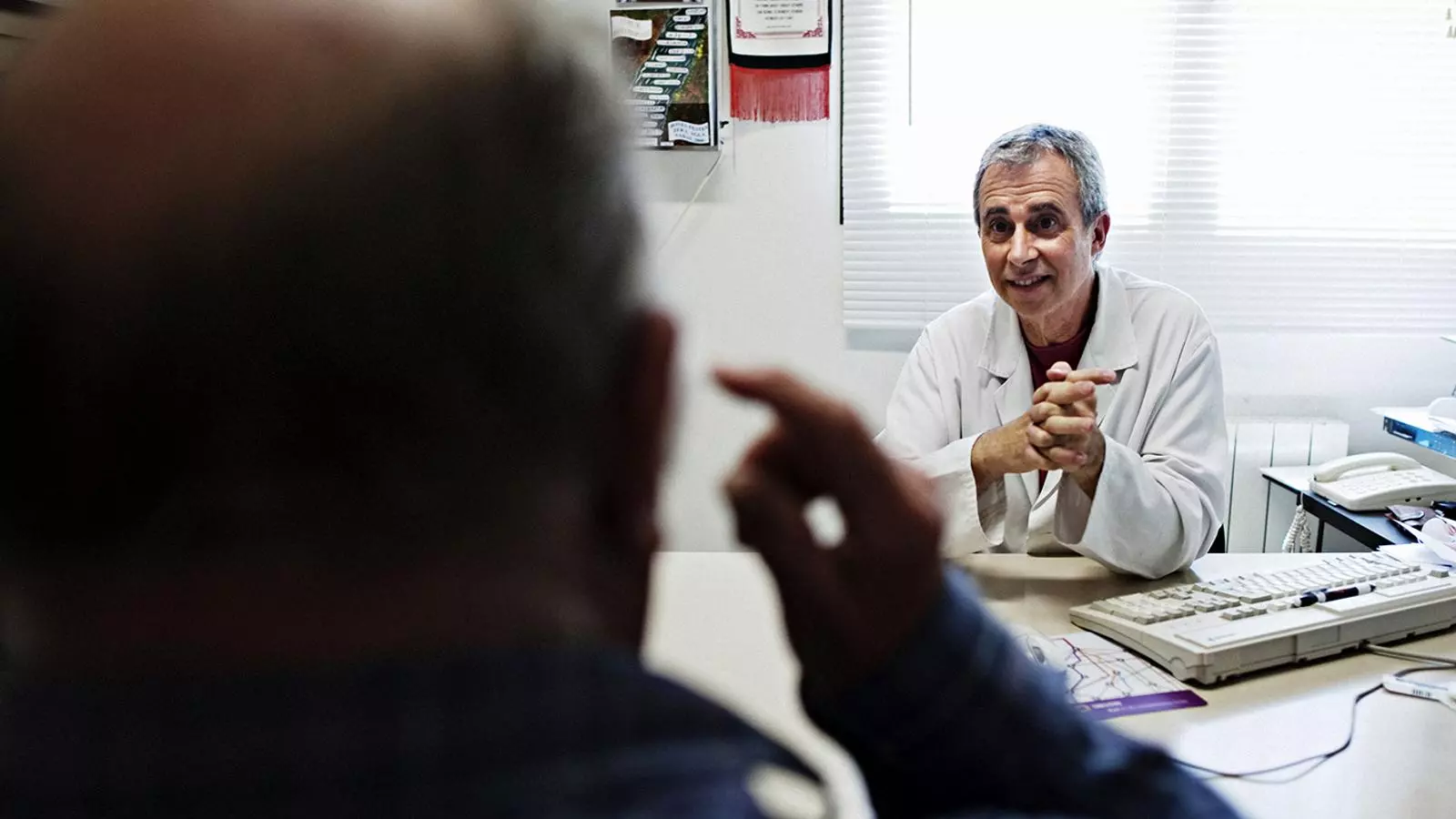 Imatge d'arxiu d'un metge rural a la seva consulta