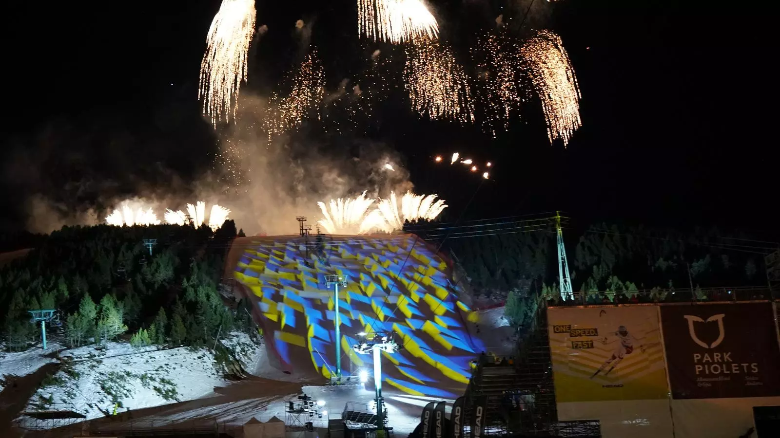La inauguració a la pista Avet amb els fovs d'artifici / ORIOL MOLAS