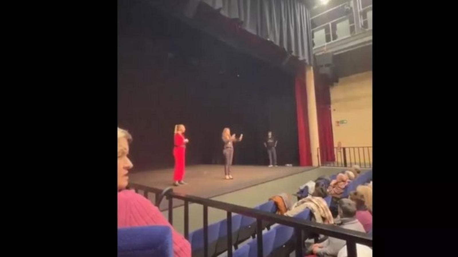 La concejala de Collado Villalba interrumpiendo el espectáculo 'Soy mujer'.