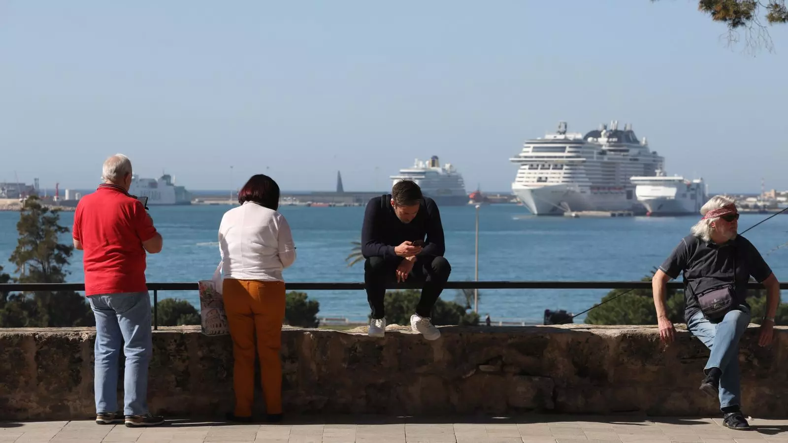 Turistes davant la Catedral de la Seu, Palma.