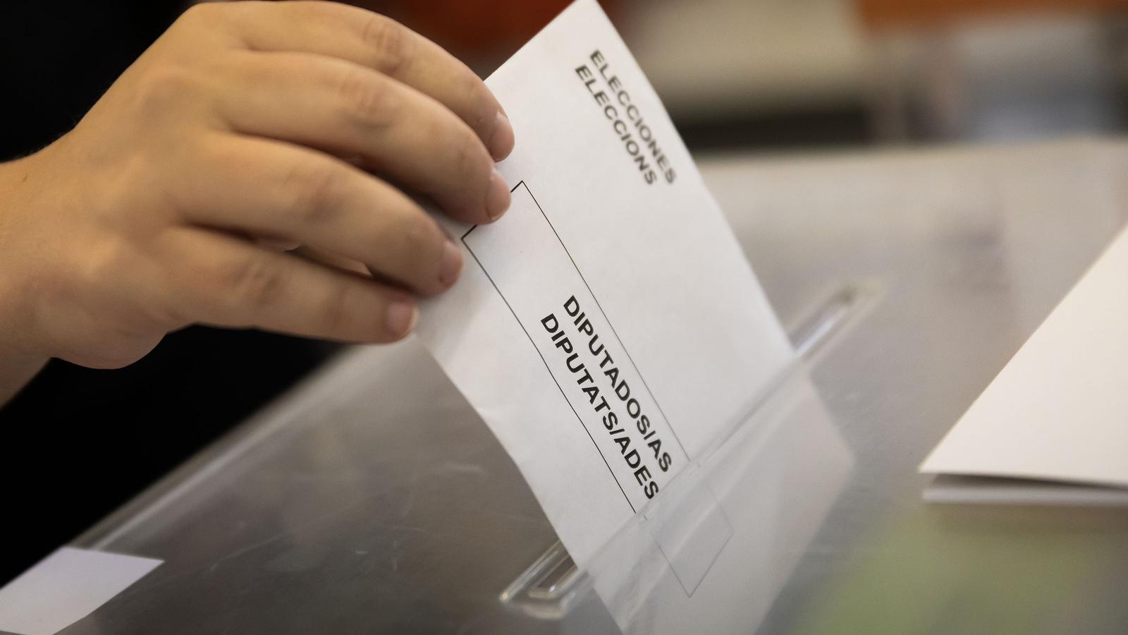 Ambiente de votaciones durante la jornada electoral de las elecciones generales en la Escuela Miralletes (Campo del Arpa, Barcelona) el 23-J del 2023