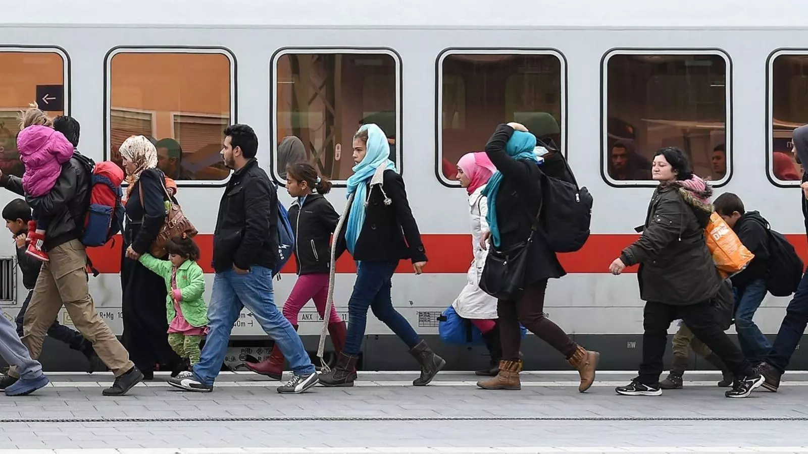 Grup de refugiats arribant a l’estació de tren de Passau, al sud d’Alemanya.