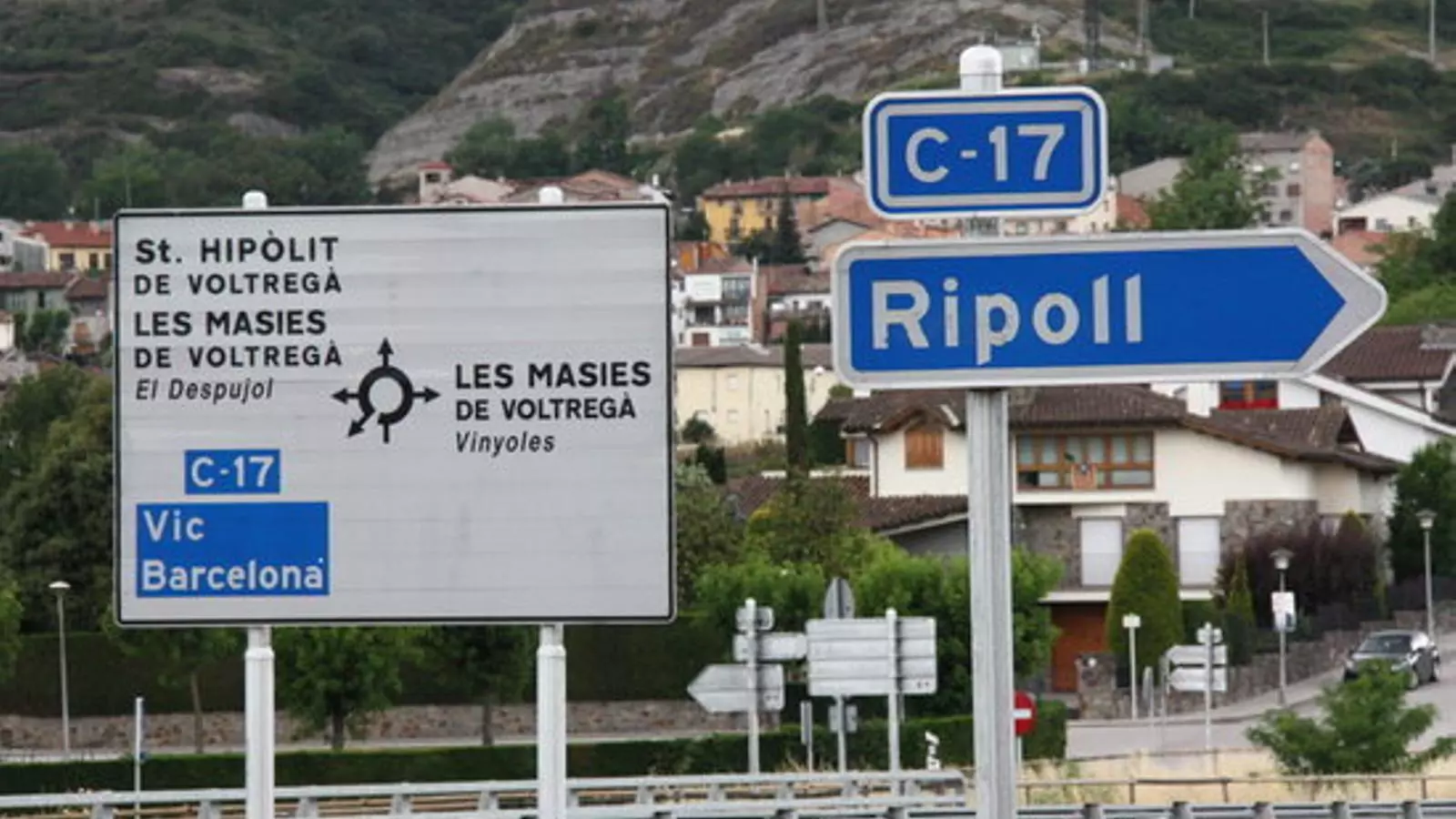 Imatge d'arxiu de la carretera C-17, al seu pas per Sant Hipòlit de Voltregà (Osona), un dels punts per on va circular el conductor que anava en direcció contraria i que va acabar xocant frontalment amb un altre cotxe, matant una menore