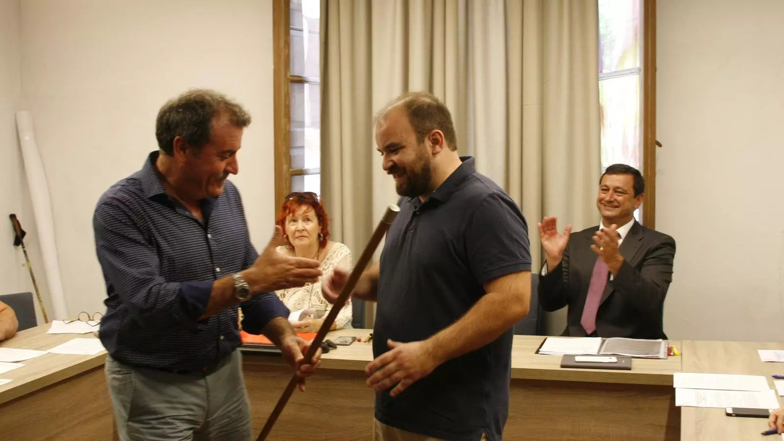 Joan Sastre, d'El Pi (esquerra), es disposa a entregar la vara al nou batle, Antoni Frontera d'Arrelam.