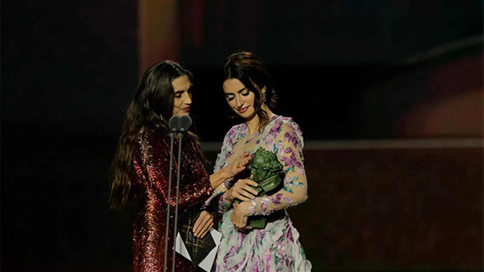 Ángela Molina i Penélope Cruz amb un premi Goya