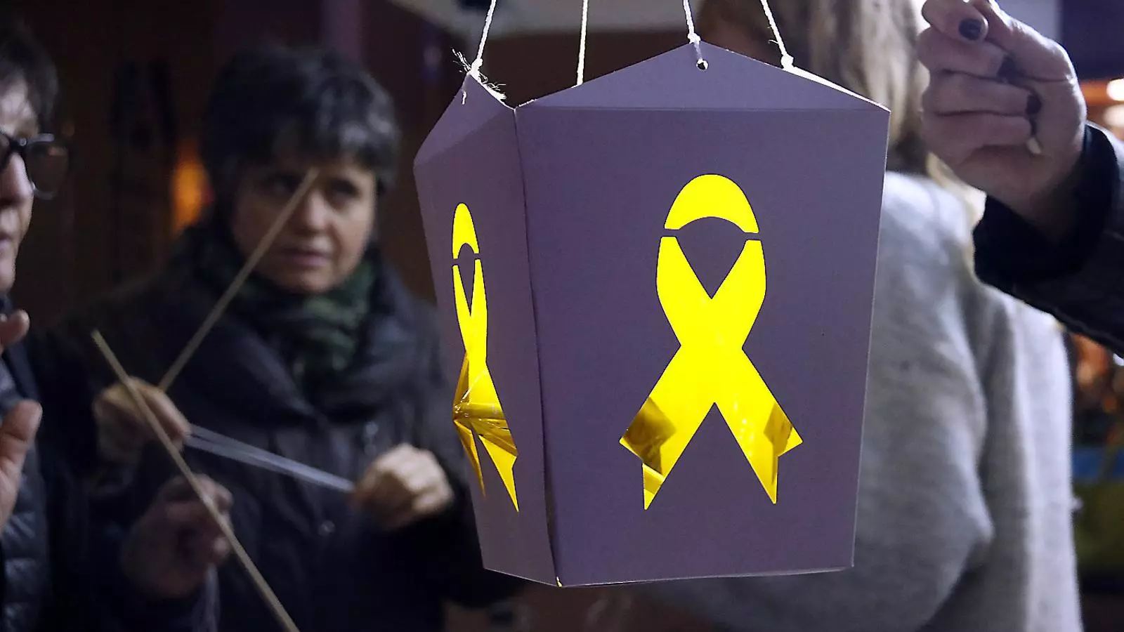 A Vic es van repartir uns 2.000 fanalets amb un llaç groc en una iniciativa a favor dels presos.