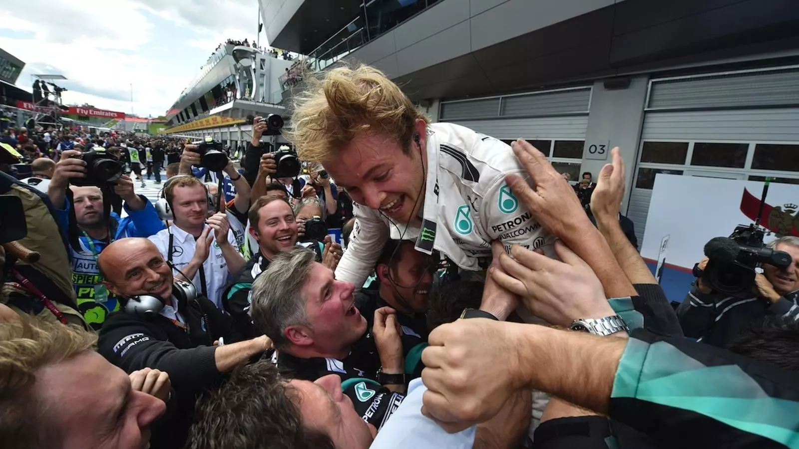 Nico Rosberg celebra amb el seu equip el triomf en el GP d'Àustria / ANDREJ ISAKOVIC / AFP