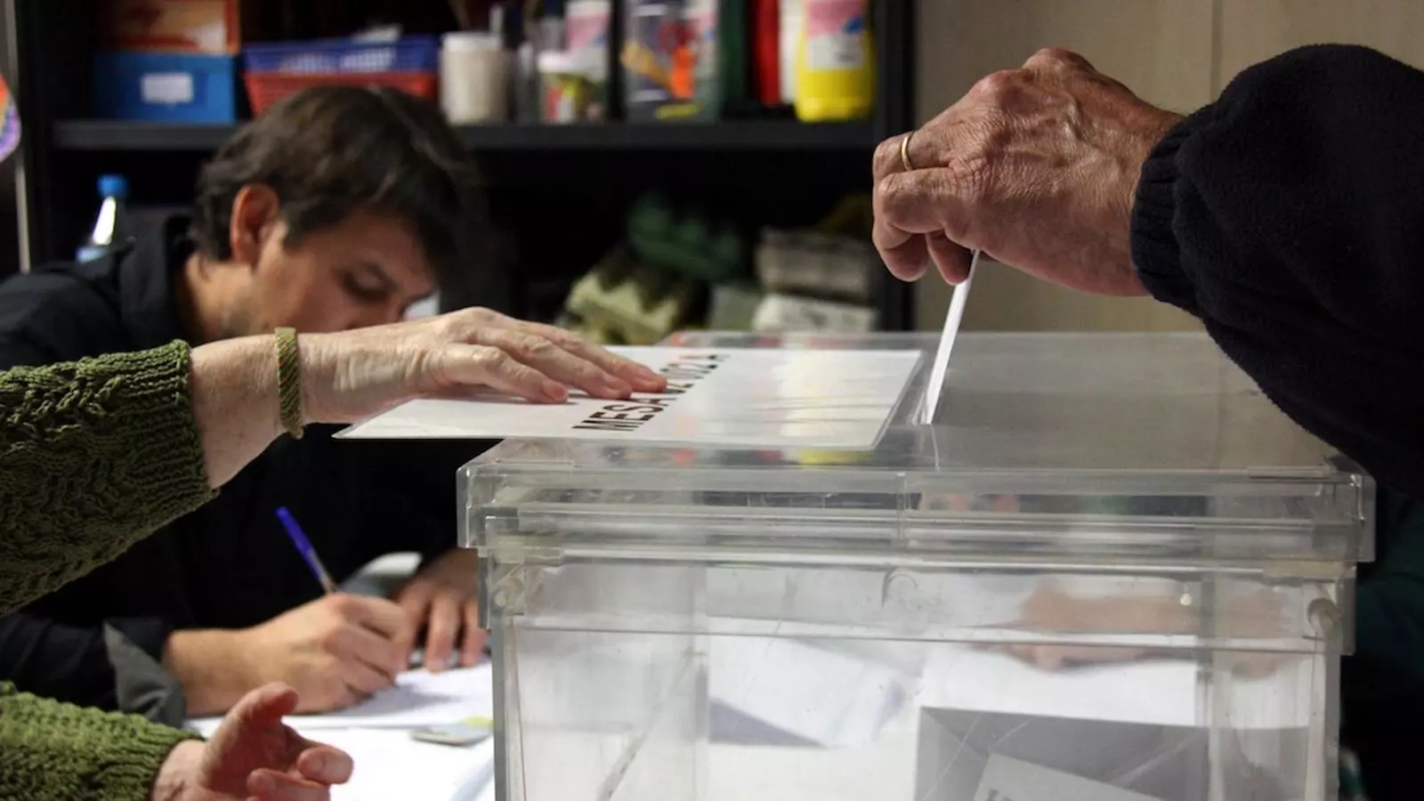 Un votant diposita una papereta a en una urna / ACN