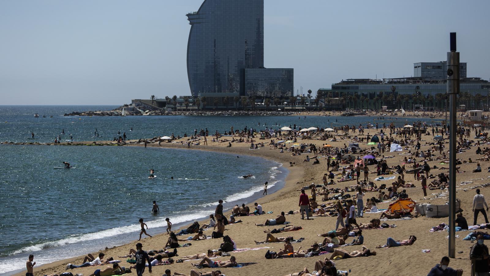 Imatge de les platges de la Barceloneta, a Barcelona
