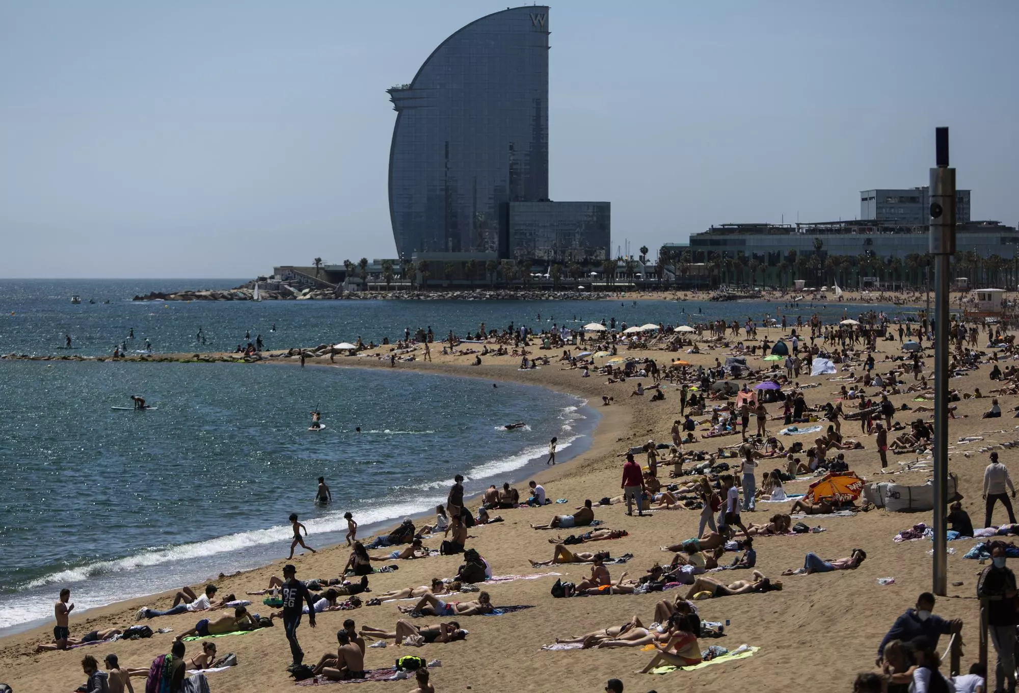 Imatge de les platges de la Barceloneta, a Barcelona