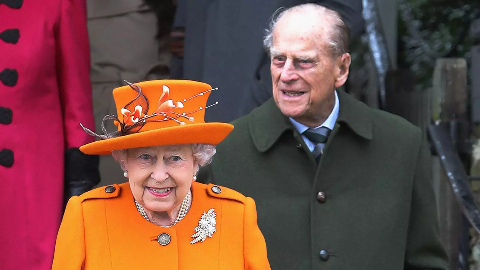 La reina Elisabet II reviu la coronació