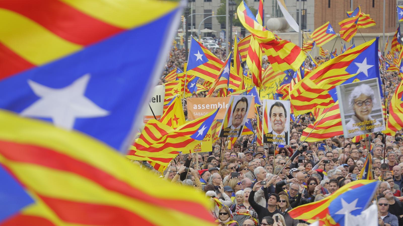 Milers de persones clamen contra la judicialització del procés: "No permetrem que ataquin els nostres càrrecs electes"