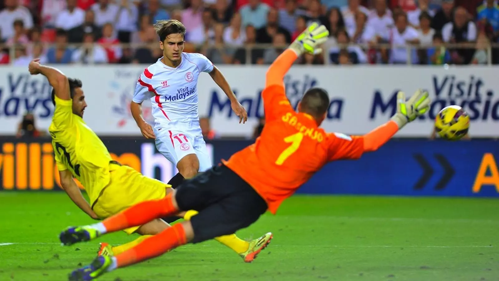 Denis Suárez ha aconseguit el gol de l'empat del Sevilla contra el Vila-real / CRISTINA QUICLER / AFP