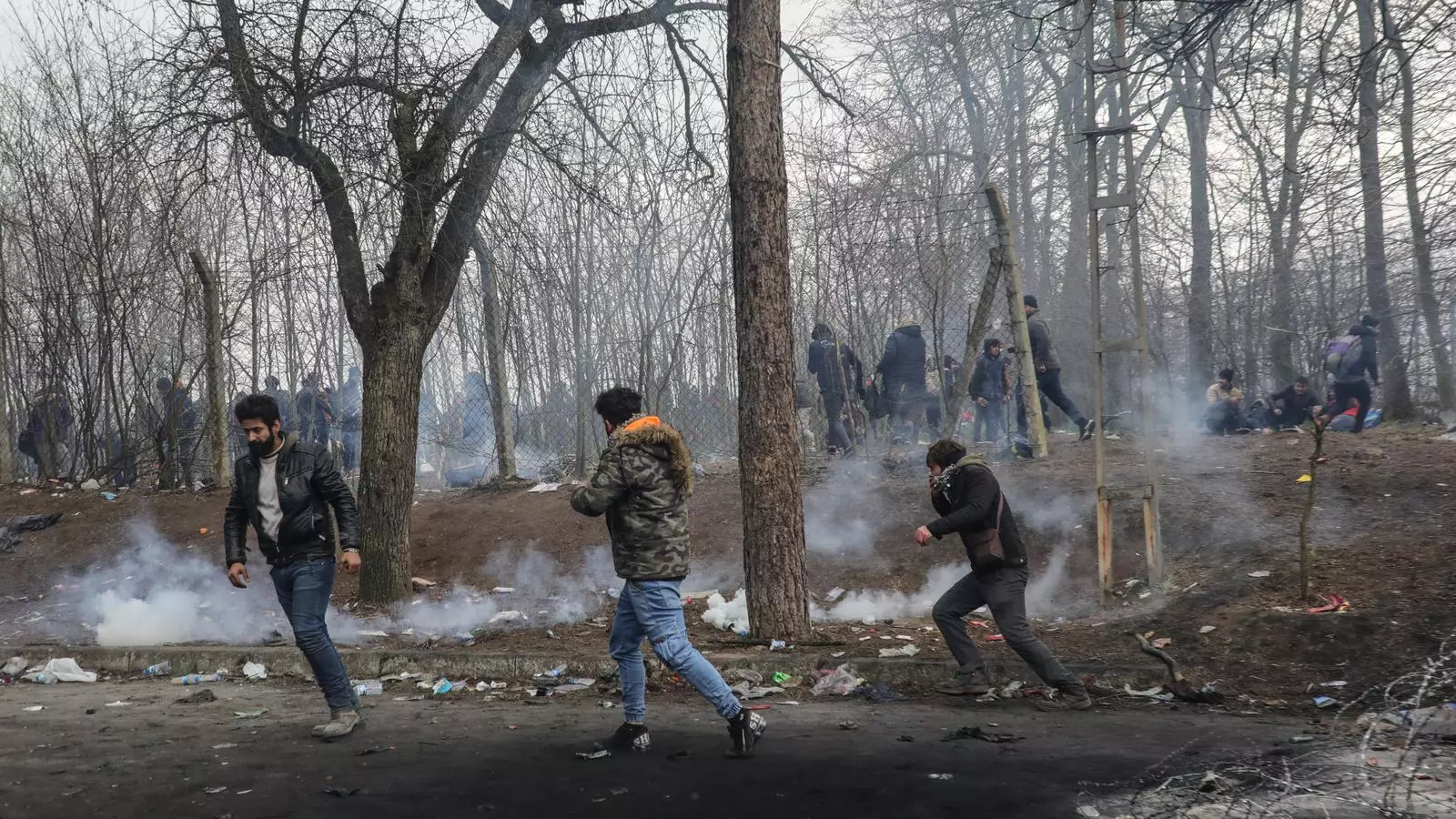 Els refugiats fugen de gasos lacrimògens a la frontera de Pazarkule a Turquia