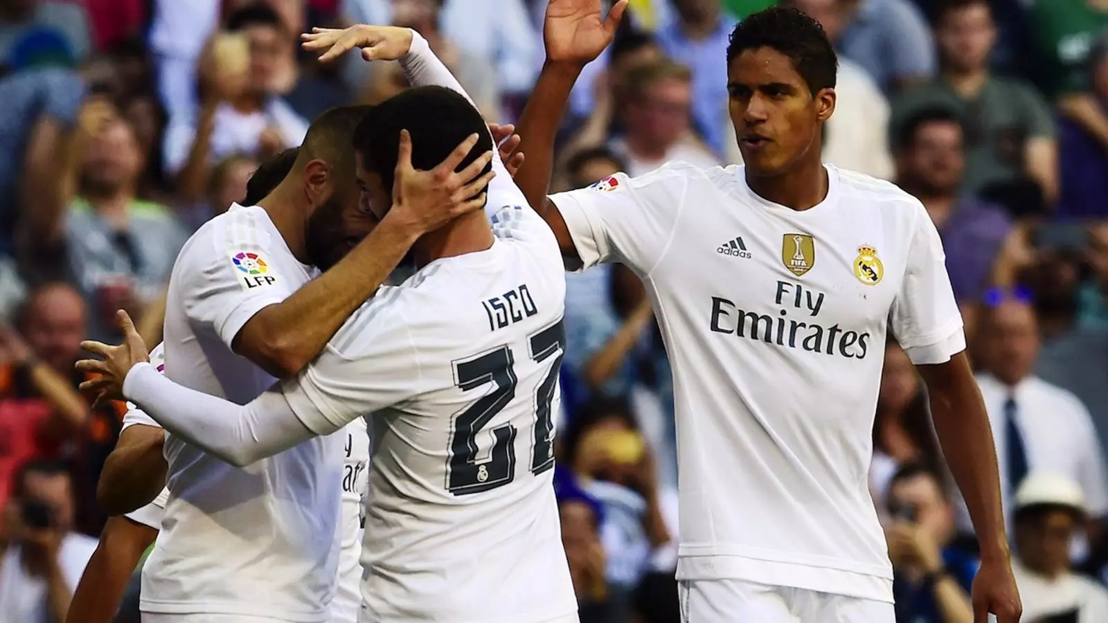 Karim Benzema celebra amb Isco i Varane el gol que ha marcat contra el Granada / JAVIER SORIANO / AFP