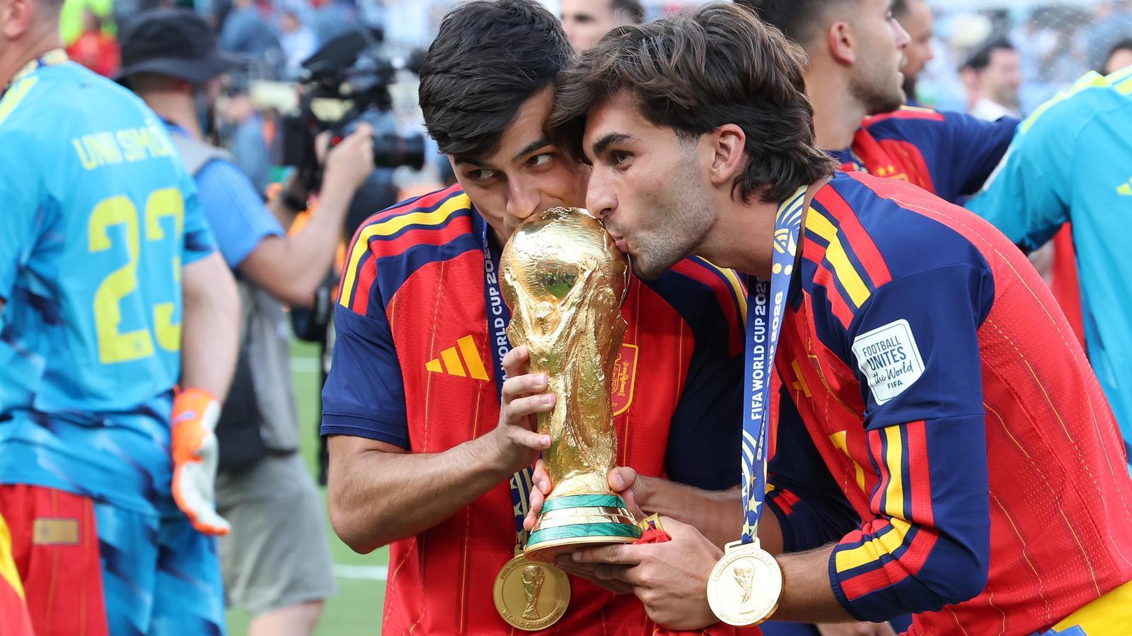 Pedri y Ferran Torres, dándose un beso a la Copa del Mundial
