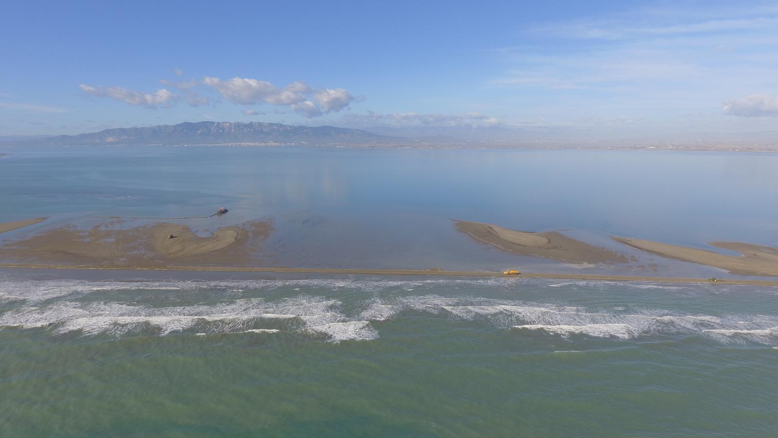 Pla aéreo de uno de los canales abiertos por el Filomena a la barra del Trabucador