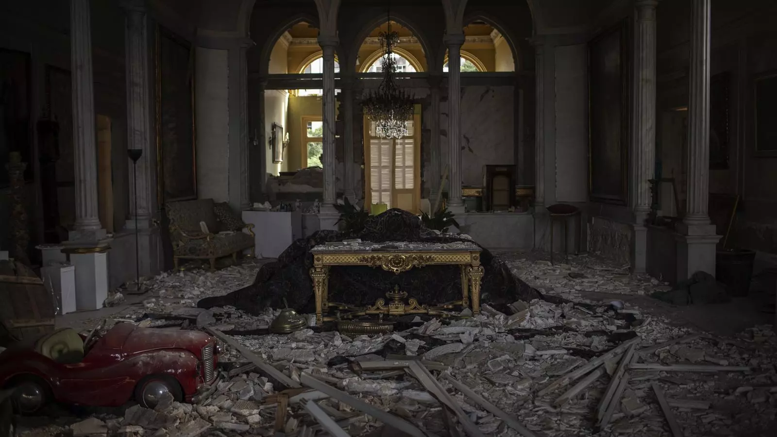 Interior del palau Sursock, destruït per l'explosió d'ara fa un any a Beirut.