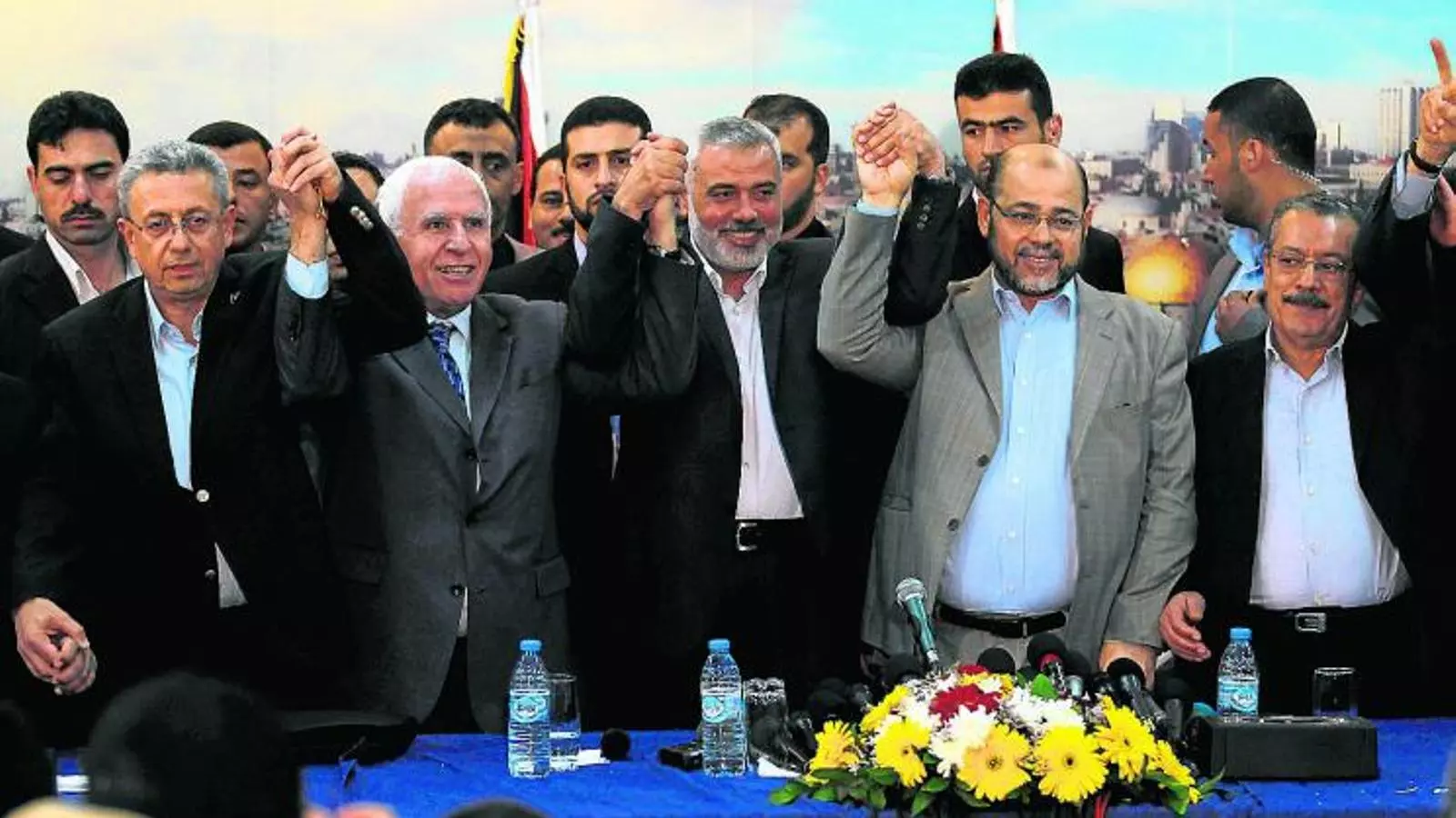 PESOS PESANTS DE LA POLÍTICA PALESTINA
L’acord es va escenificar amb la presència de pesos pesants de la política palestina a la franja de Gaza: el diputat independent Mustafà Barghouti; el representant de Fatah, Azzam al-Ahmed; el primer ministre de Gaza, l’islamista Ismail Haniyeh; el número dos de Hamàs, Mussa Abu Marzuk, i el líder del Front Àrab Palestí, Jameel Xehadeh.