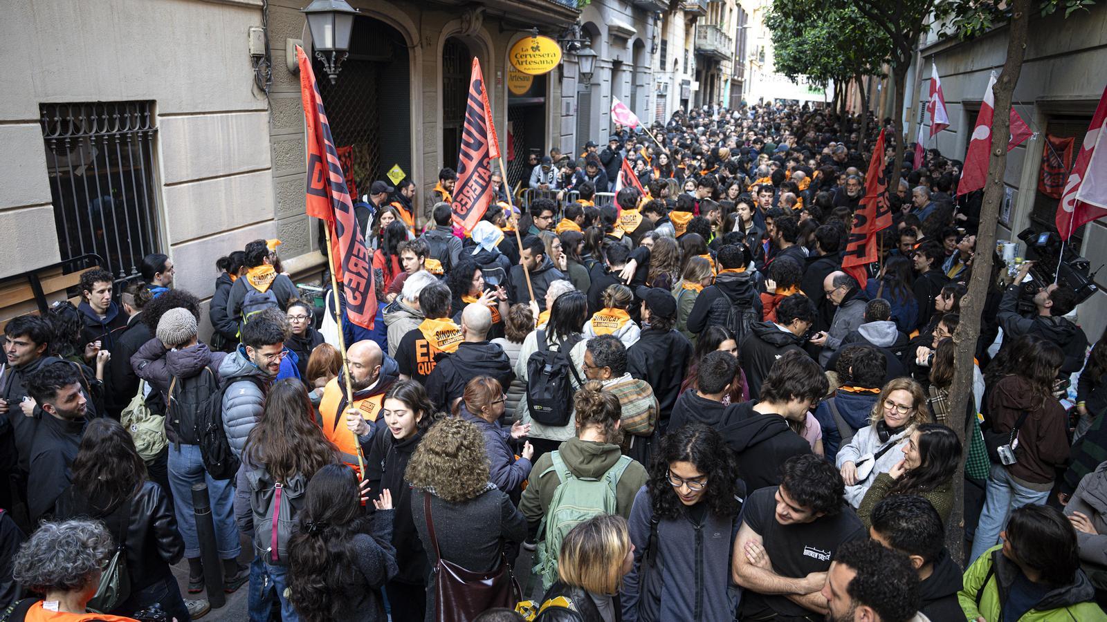 Vista de la calle Sant Agustí del barrio de Gràcia donde se quiere detener un desahucio