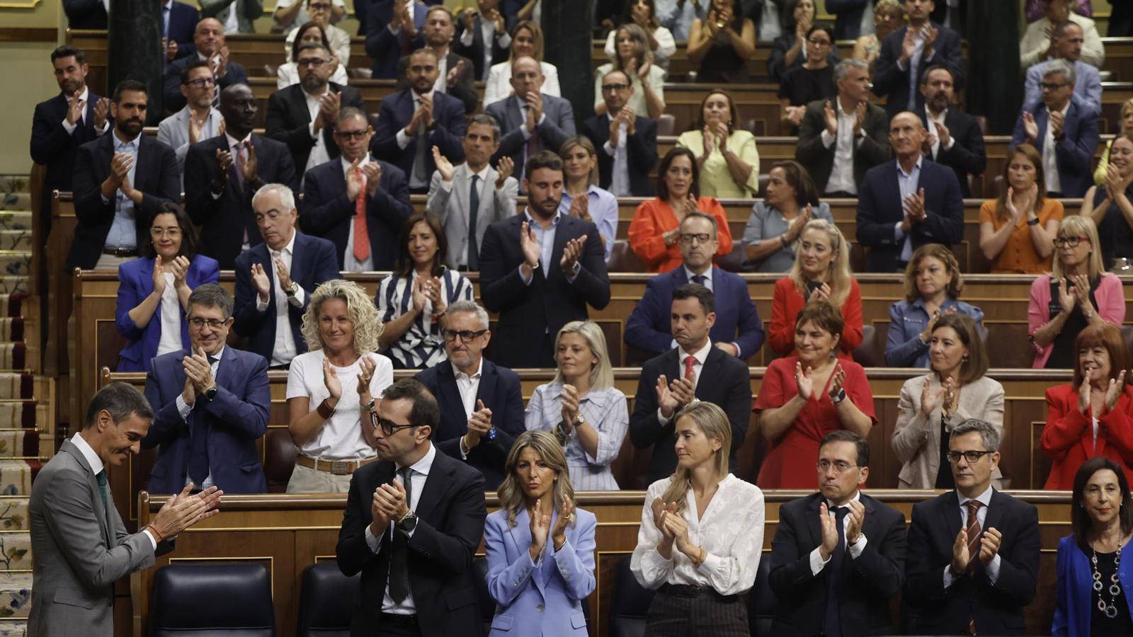 Pedro Sánchez recibe el aplauso de la bancada socialista después de su discurso