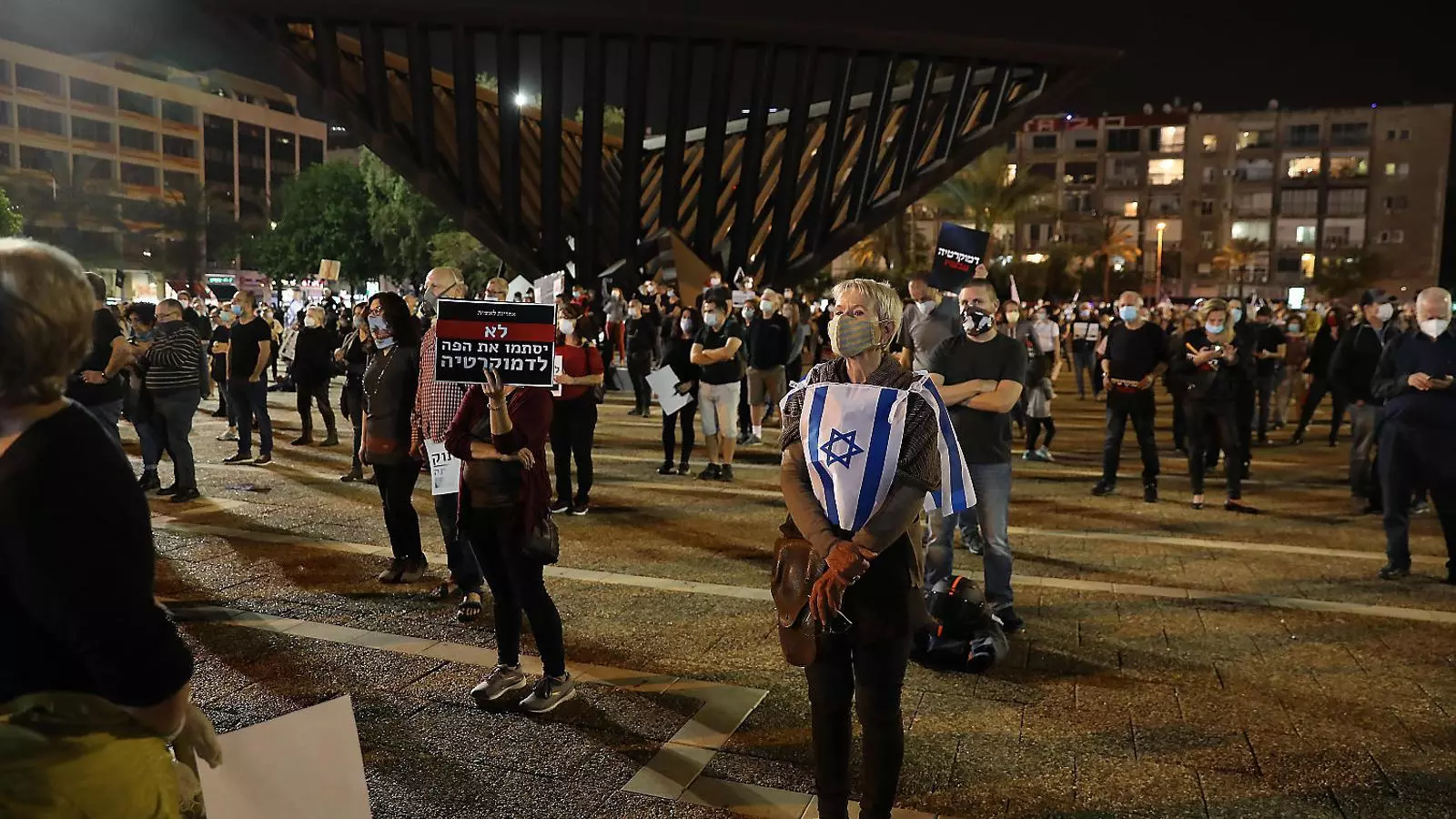 Imatge de la manifestació amb distància de seguretat contra el govern israelià feta a Tel Aviv el 19 d’abril.