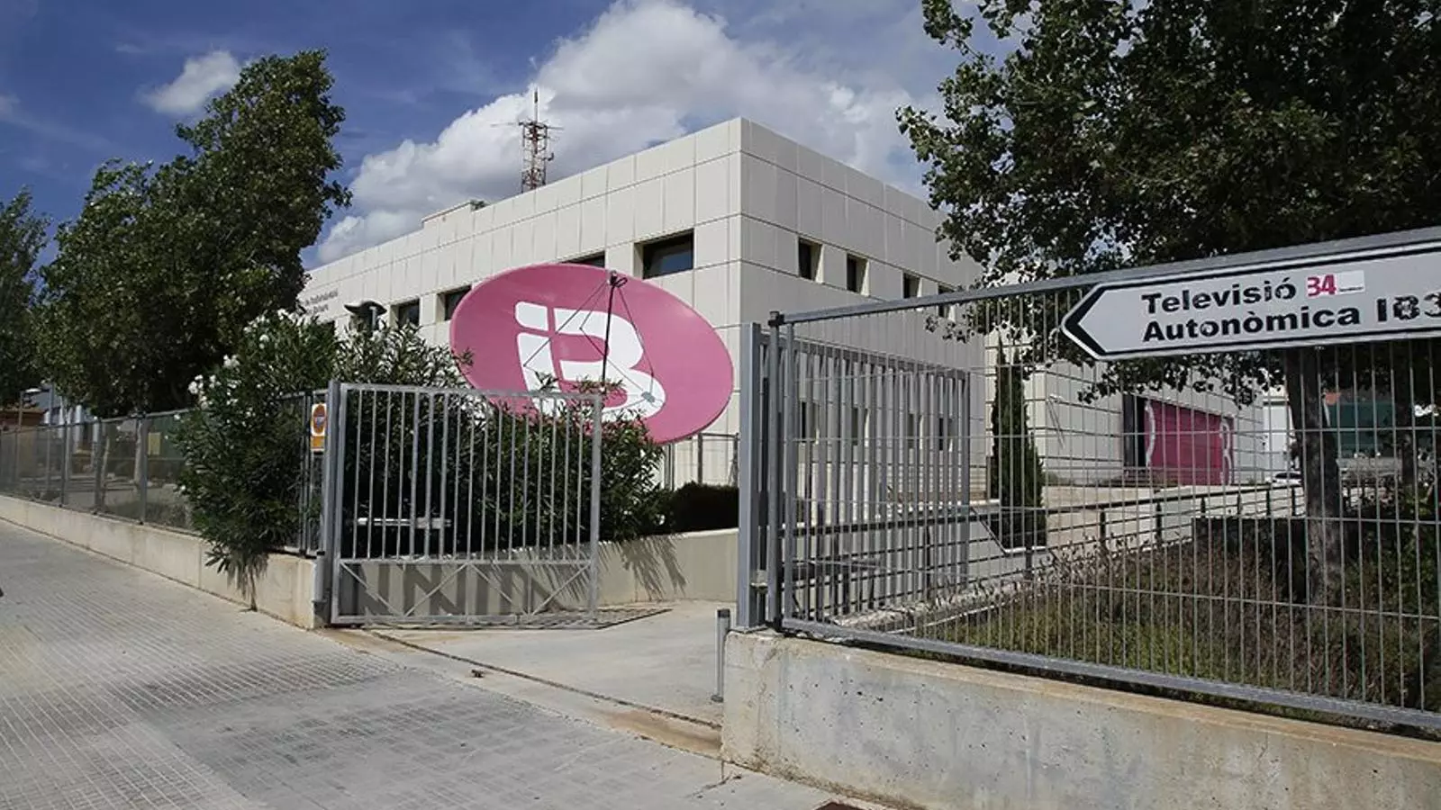 DEUTE IMPORTANT En els primers exercicis IB3 comportà despeses superiors als 100 milions d’euros.