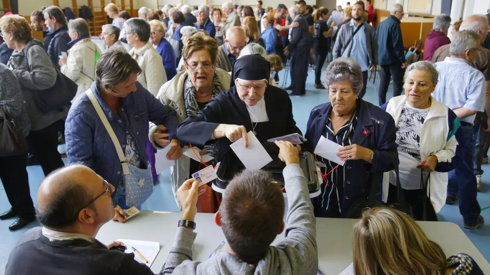 Una dona vota al col·legi Guillem de Mont-rodon de Vic.