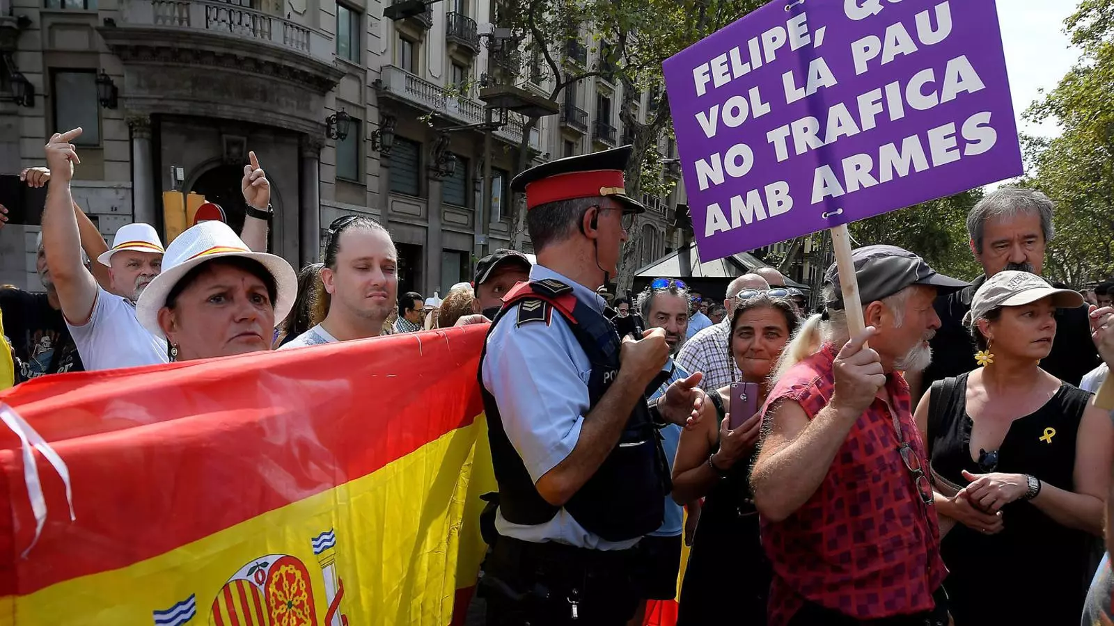 Partidaris i detractors de Felip VI ahir.