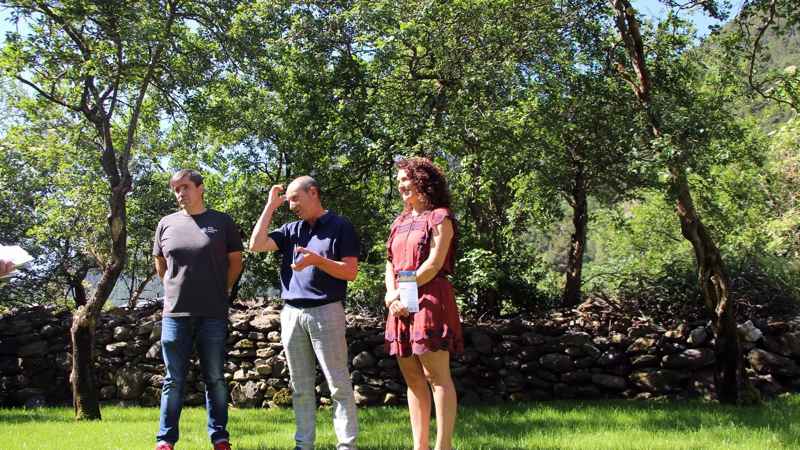 El guia de muntanya Josep Babi, l'historiador i expert en patrimoni, Xavier Llovera, i la directora d'Higiene, Medi Ambient i Agricultura del comú d'Encamp, Vanessa Carrascosa, presenten les noves rutes de Cal Pal sobre la pedra seca. / C. G. (ANA)