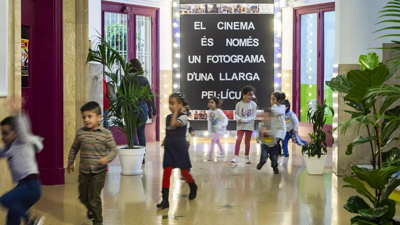 Espai de l'Escola Octavio Paz decorat amb elements del cinema, temàtica del projecte de curs.