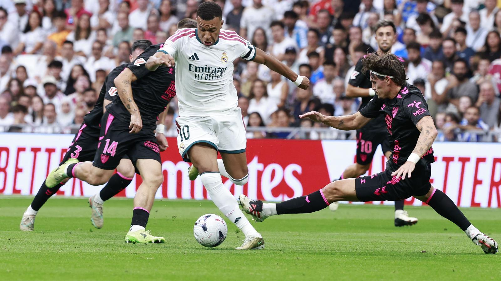 Kylian Mbappé en acción contra el Málaga