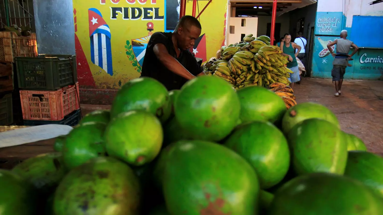 Un venedor en un mercat a l'Havana. Molts cubans sobreviuen gràcies a les remeses estrangeres.