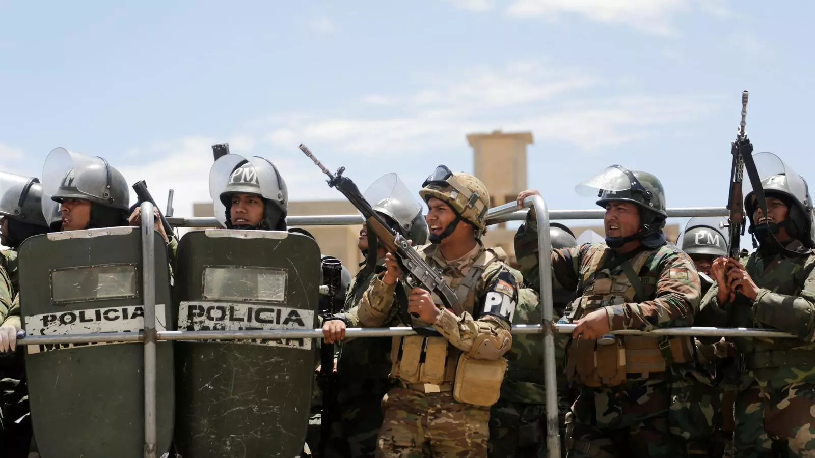 Agents de les forces armades controlen una manifestació a favor del president Evo Morales, a La Paz