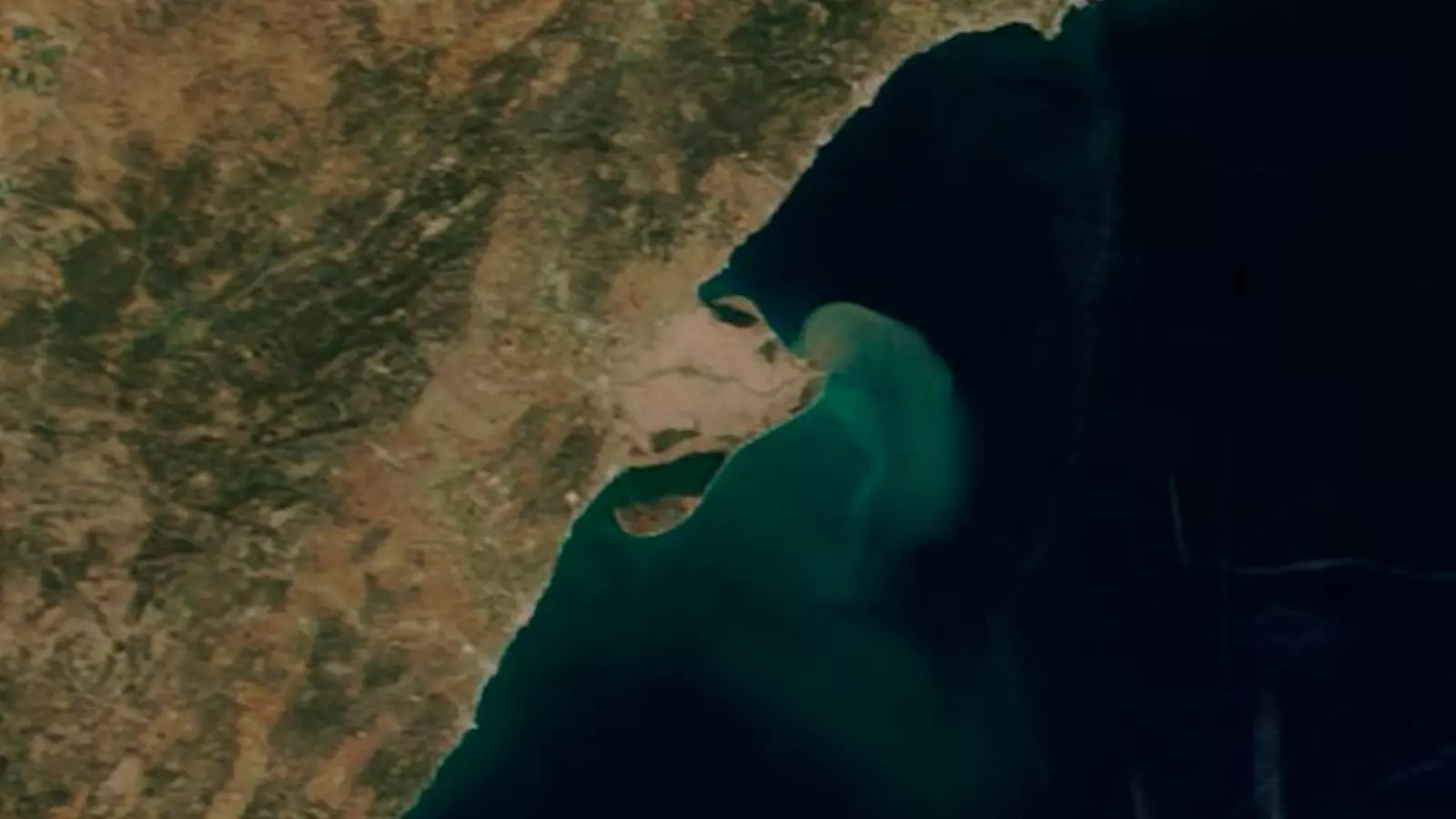 El sediments aportats per l'Ebre es veuen clarament a vista de satèl·lit / NASA